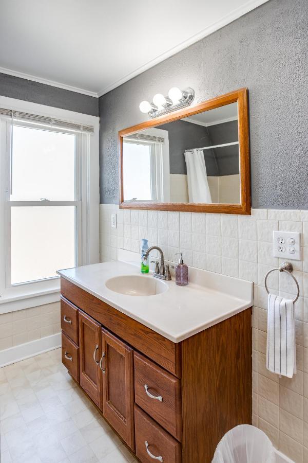 רוצ'סטר Spacious Home With In-Unit Laundry, Parking, 1Gb Wifi, & Patio Deck מראה חיצוני תמונה